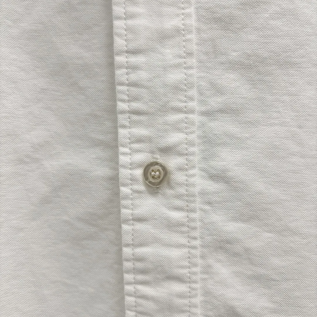 🅿️260 Ralph Lauren/Ralph Lauren cotton oxford embroidered shirt uses 100% cotton oxford fabric. The unique texture of oxford is more textured than ordinary cotton shirts. The 100% cotton material makes it have good breathability, high fabric strength and good wear resistance. Comfortable to wear and not easy to sweat. Loose fit. The upper body is three-dimensional. The lines are smooth and natural. From the shoulder line to the waistline to the hem, the line transition is smooth. There are no unnecessary folds or accumulation. The overall shape is neat and stretched. The chest is embellished with the iconic pony embroidery, which is simple but highly recognizable. The color transition of the embroidery thread is natural. The stitches are even and consistent in size and spacing. The stitches can also be connected naturally. The lines are smooth and not stiff. Size: S M L XL
